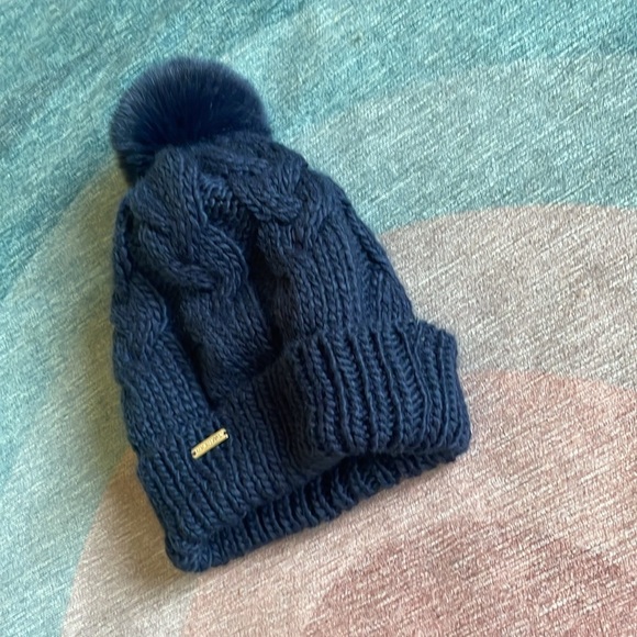 Steve Madden Navy Blue Cable Knot Soft Winter Hat - Picture 2 of 6